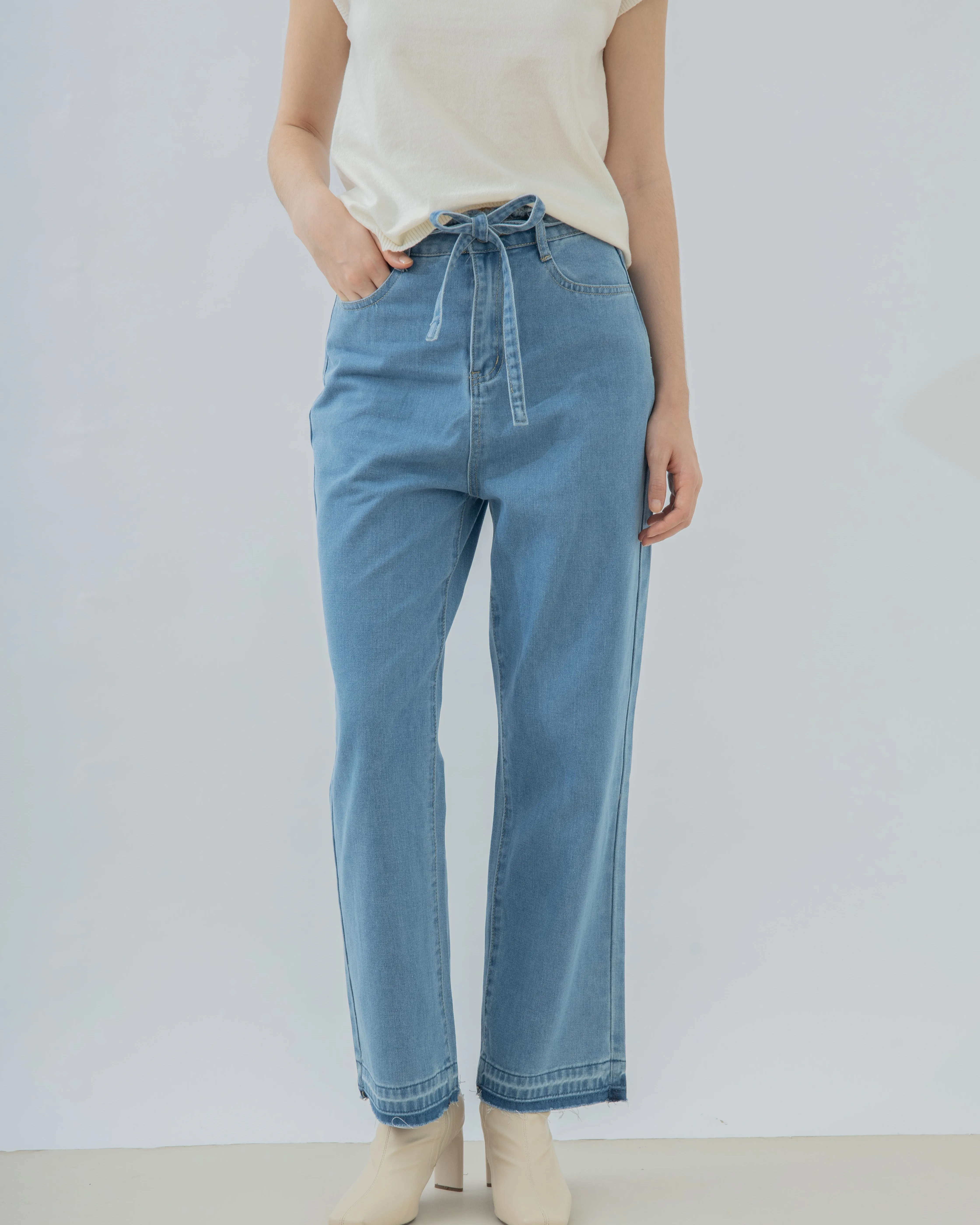 Belted Frayed Boyfriend Jeans (Denim)