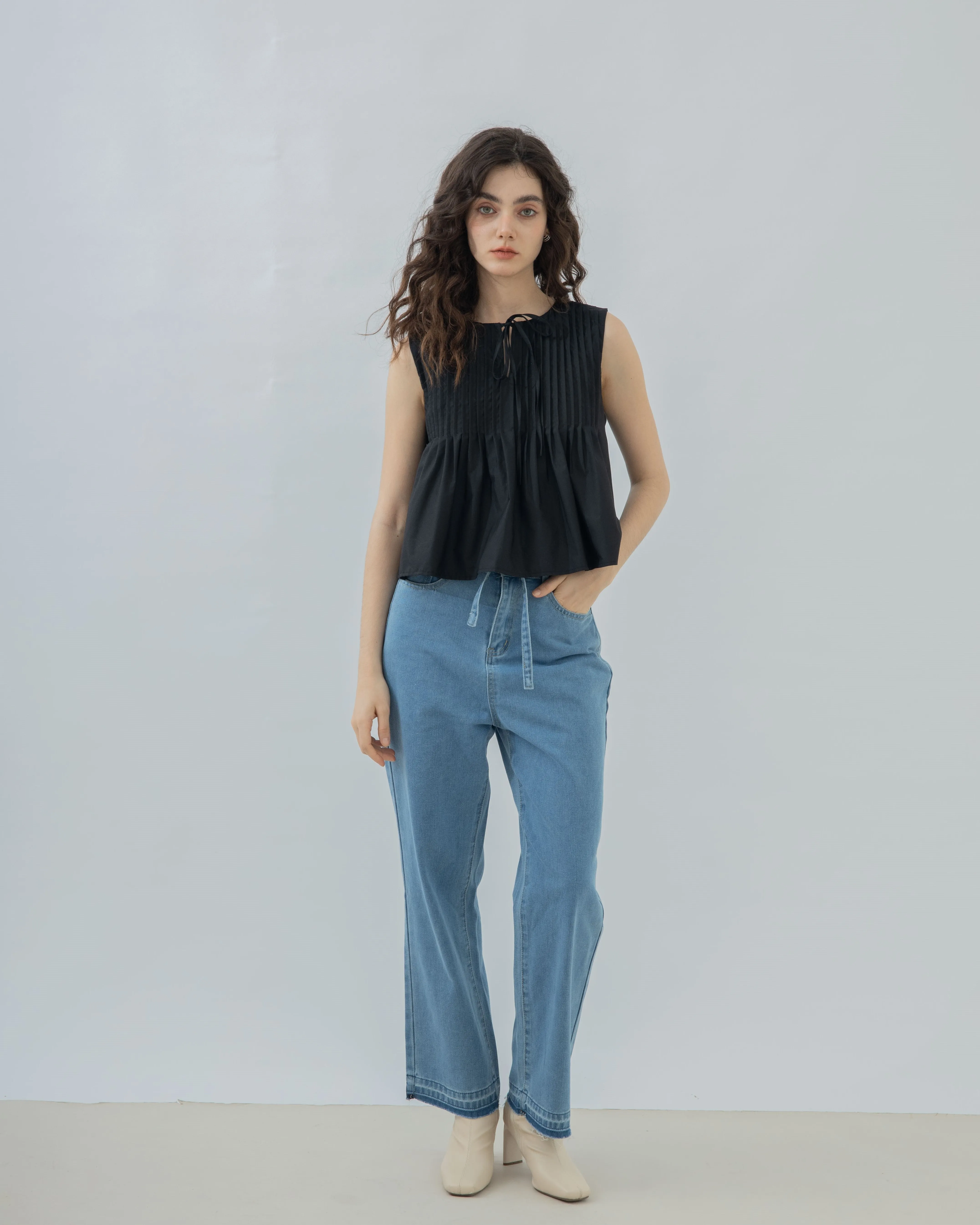 Belted Frayed Boyfriend Jeans (Denim)