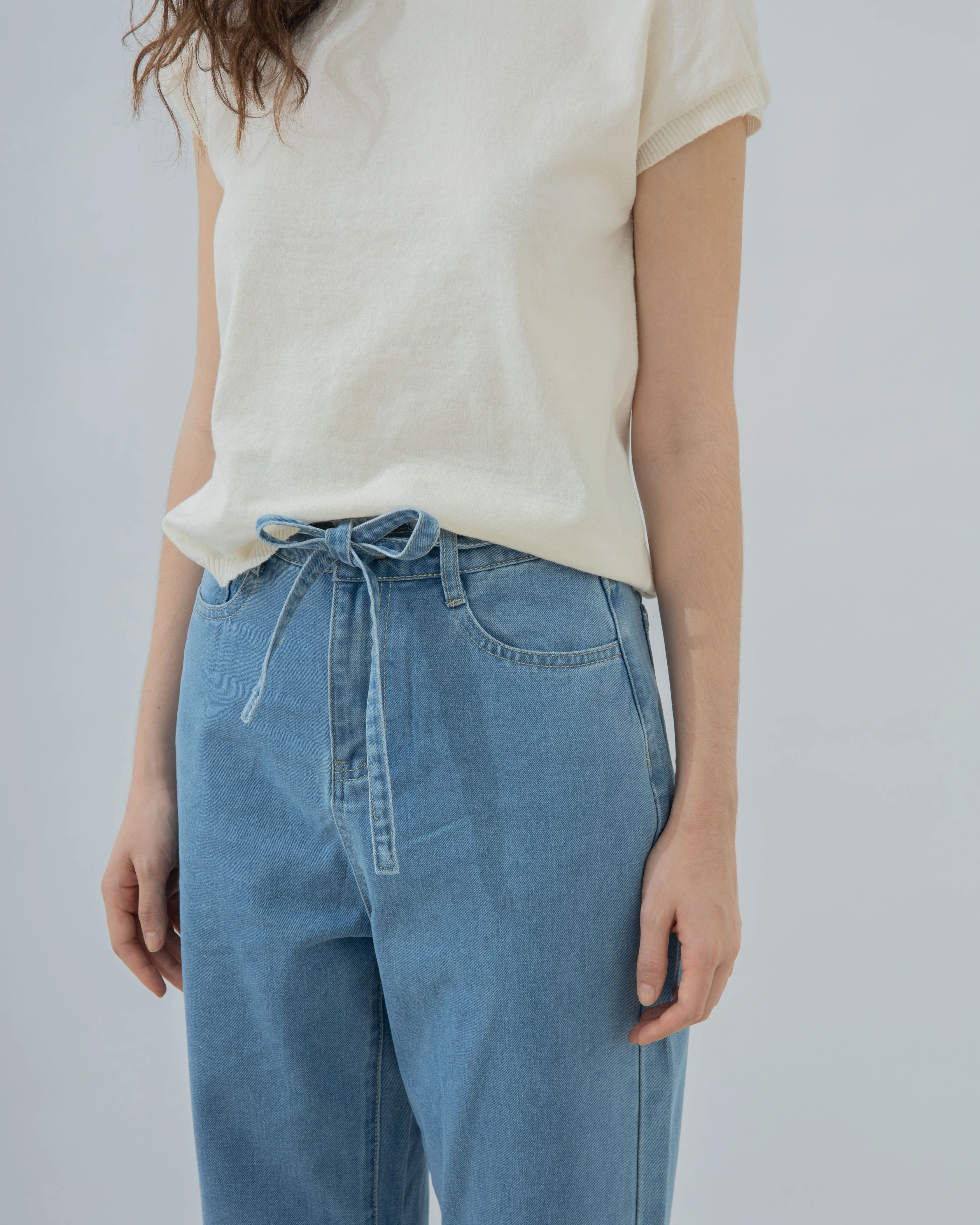 Belted Frayed Boyfriend Jeans (Denim)