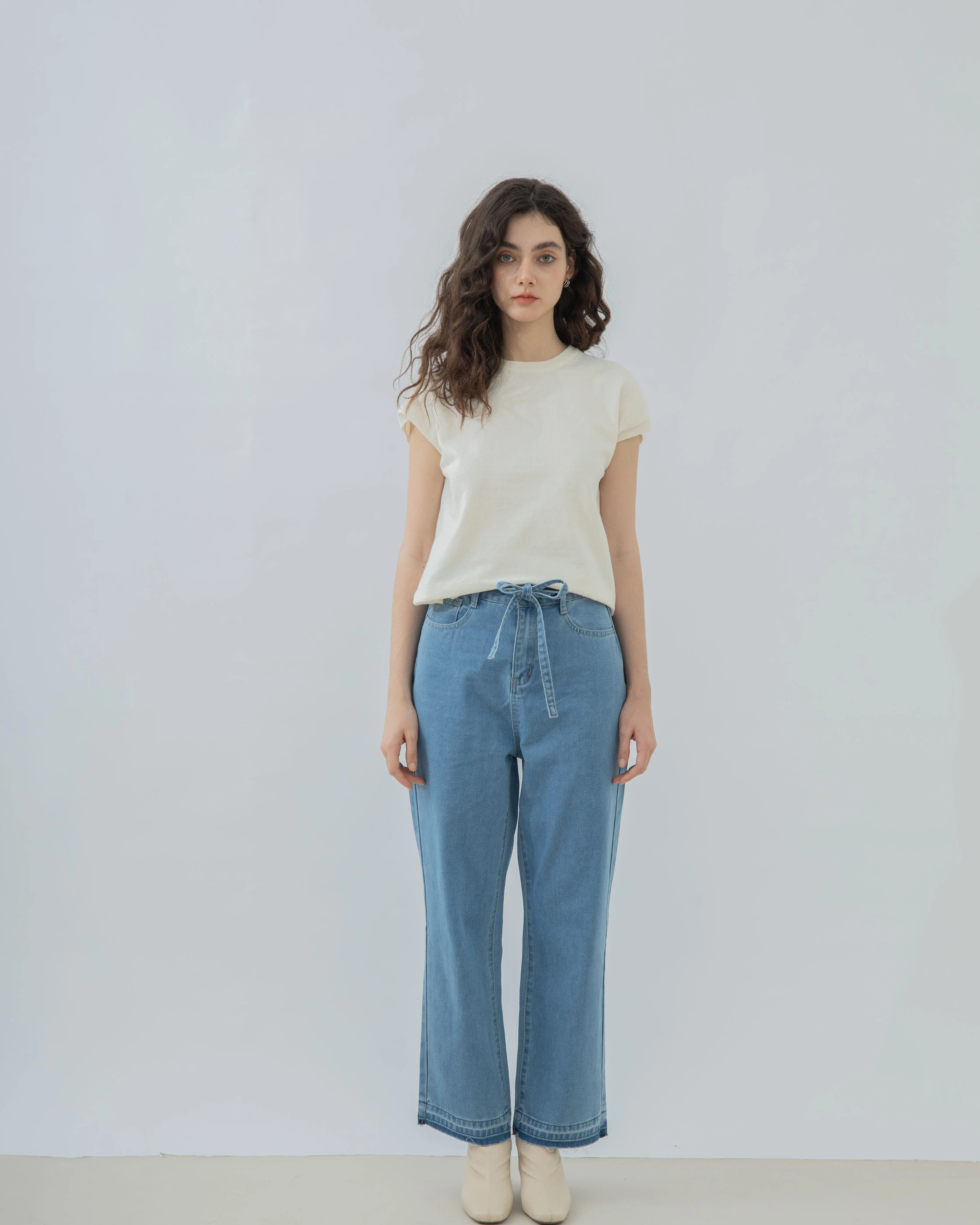 Belted Frayed Boyfriend Jeans (Denim)