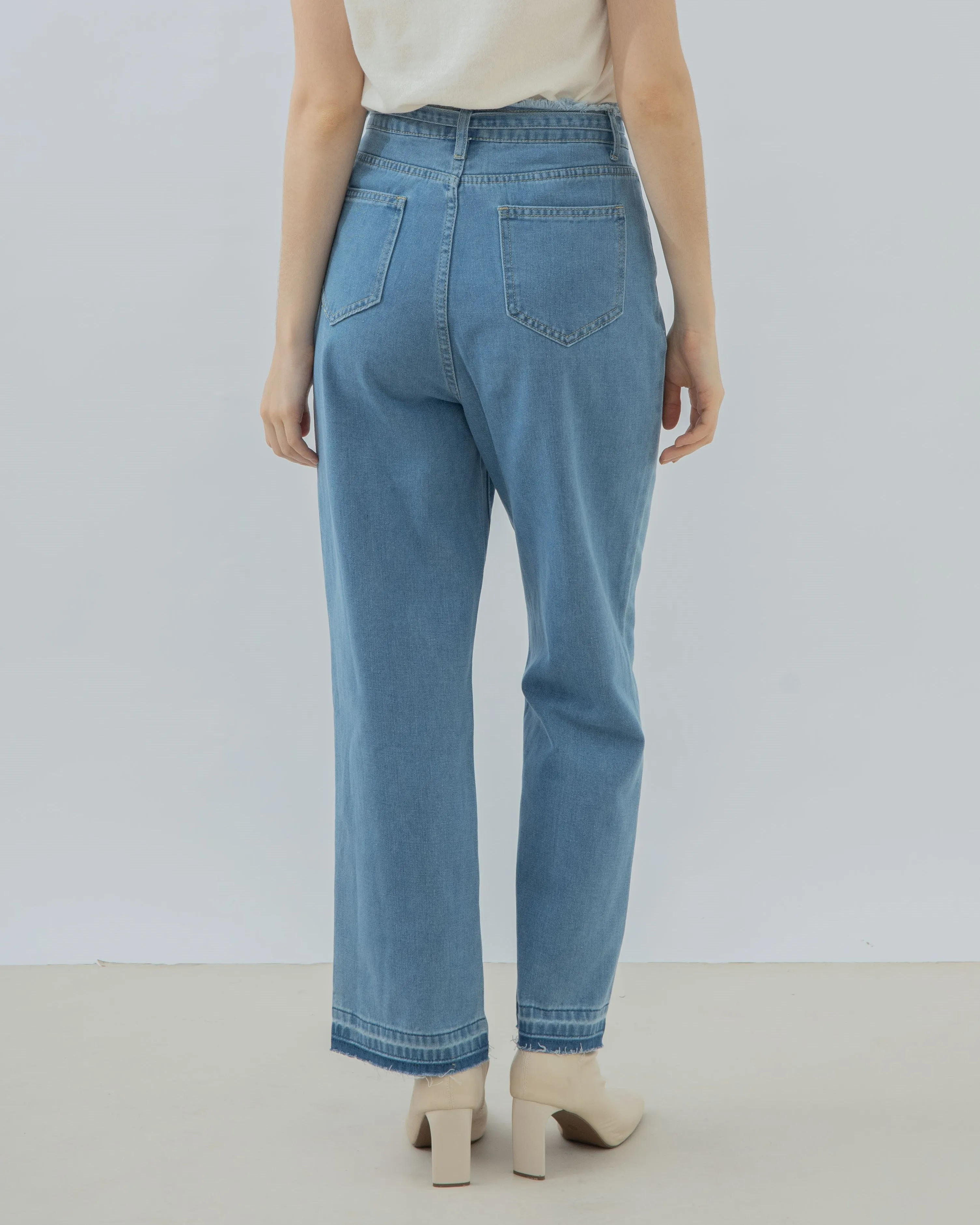 Belted Frayed Boyfriend Jeans (Denim)
