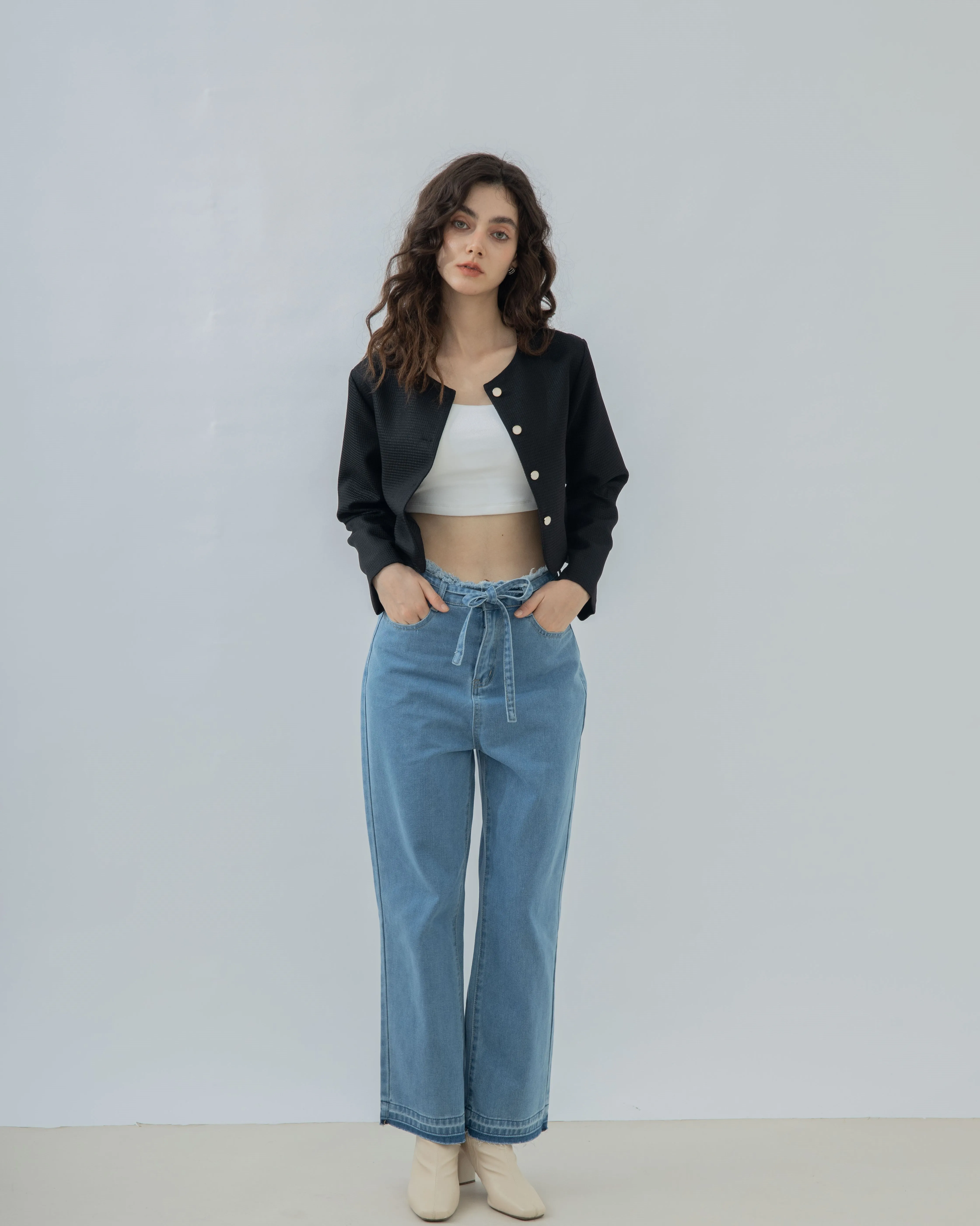 Belted Frayed Boyfriend Jeans (Denim)
